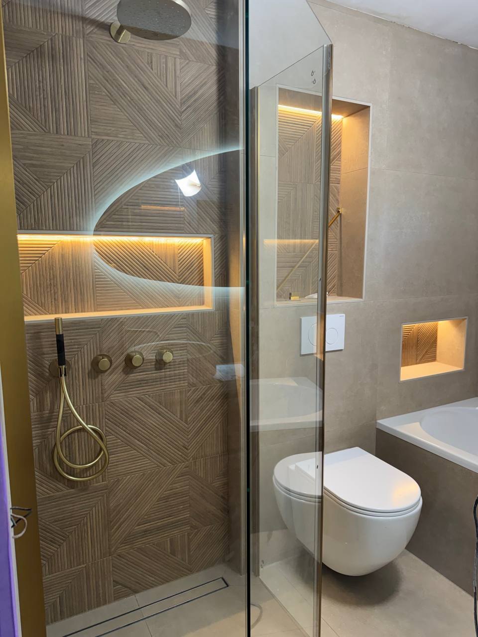 Luxe badkamer met inloopdouche na renovatie